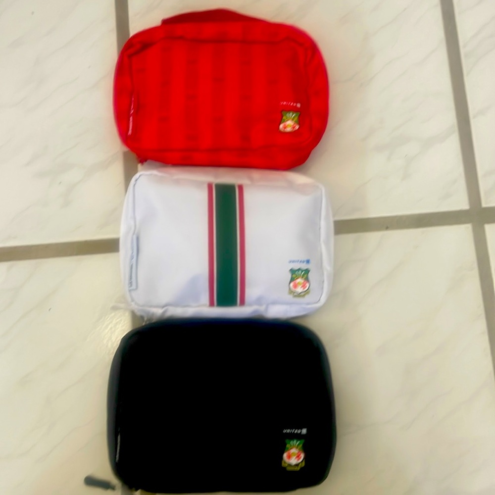 COPY - United Airlines Wrexham AFC
amenity kits in white/black/red